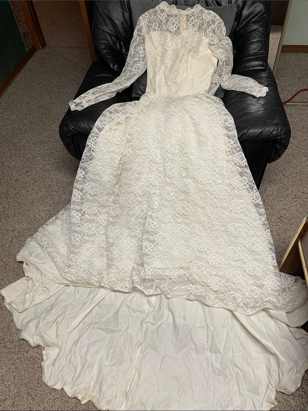 Vintage 40e/50s long sleeve high neck Ivory Lace Bridal Gown with train